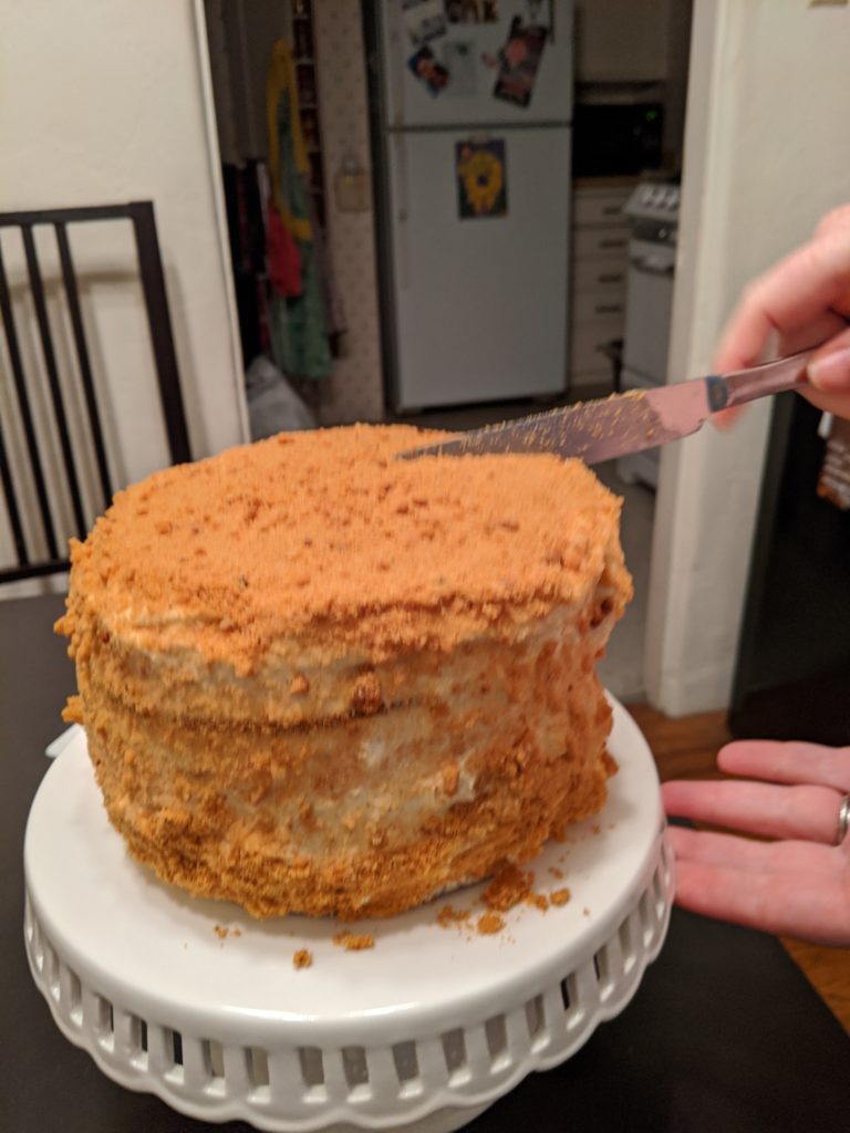 Honey cake - slicing